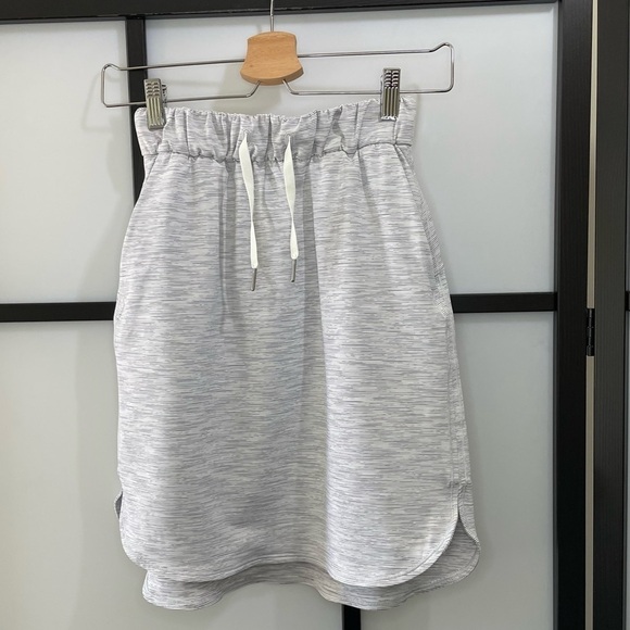 [2] Lululemon Athletica Grey & White Stripe On The Fly Skirt Women’s Like New - Picture 6 of 13